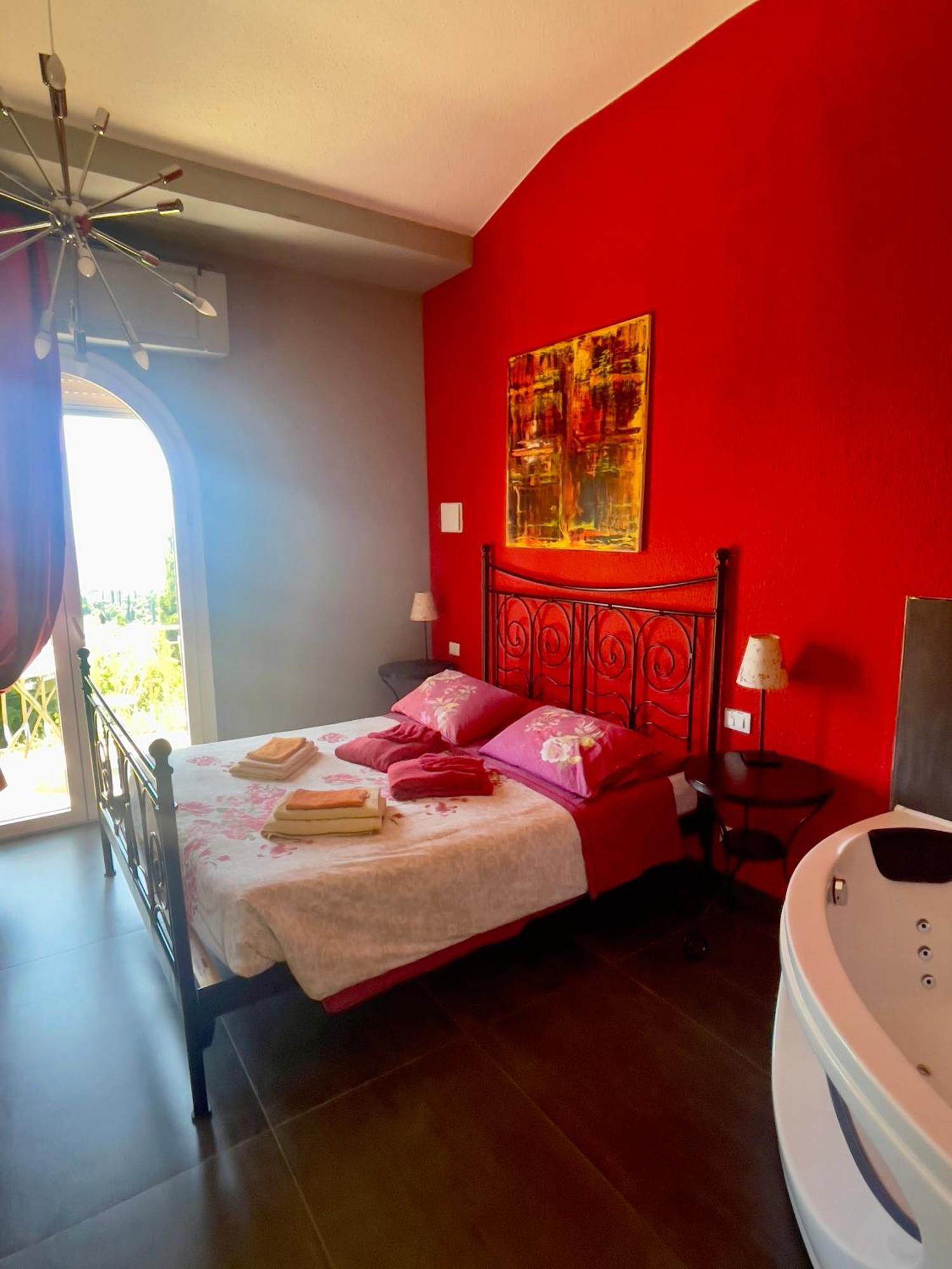 Villa Gaia - Luxury Villa, Pool & Wellness Rooms Bordighera Eksteriør billede