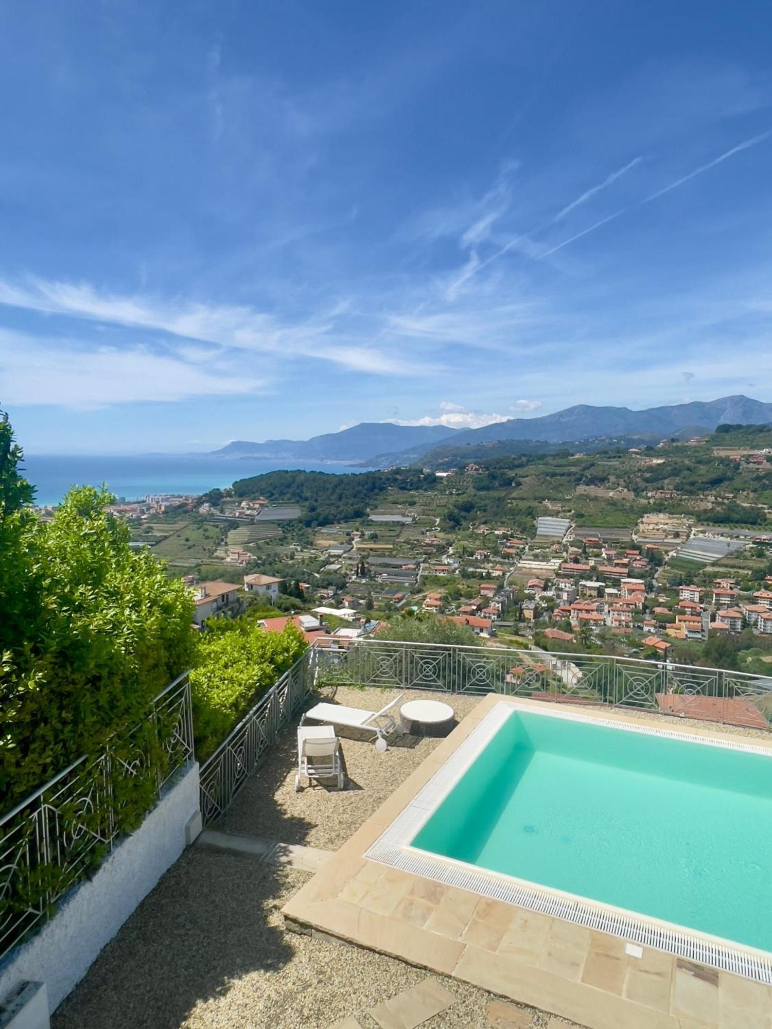 Villa Gaia - Luxury Villa, Pool & Wellness Rooms Bordighera Eksteriør billede